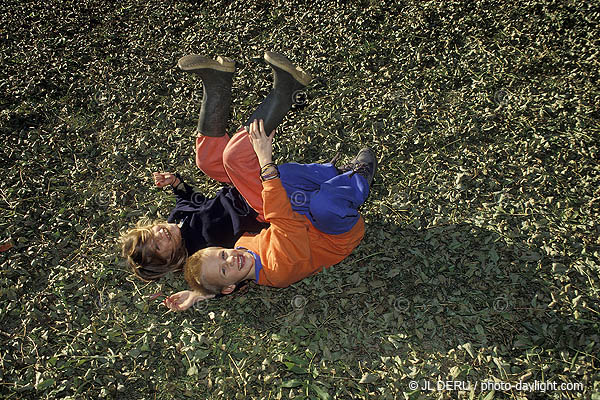 enfants dans les feuilles - children in leaves